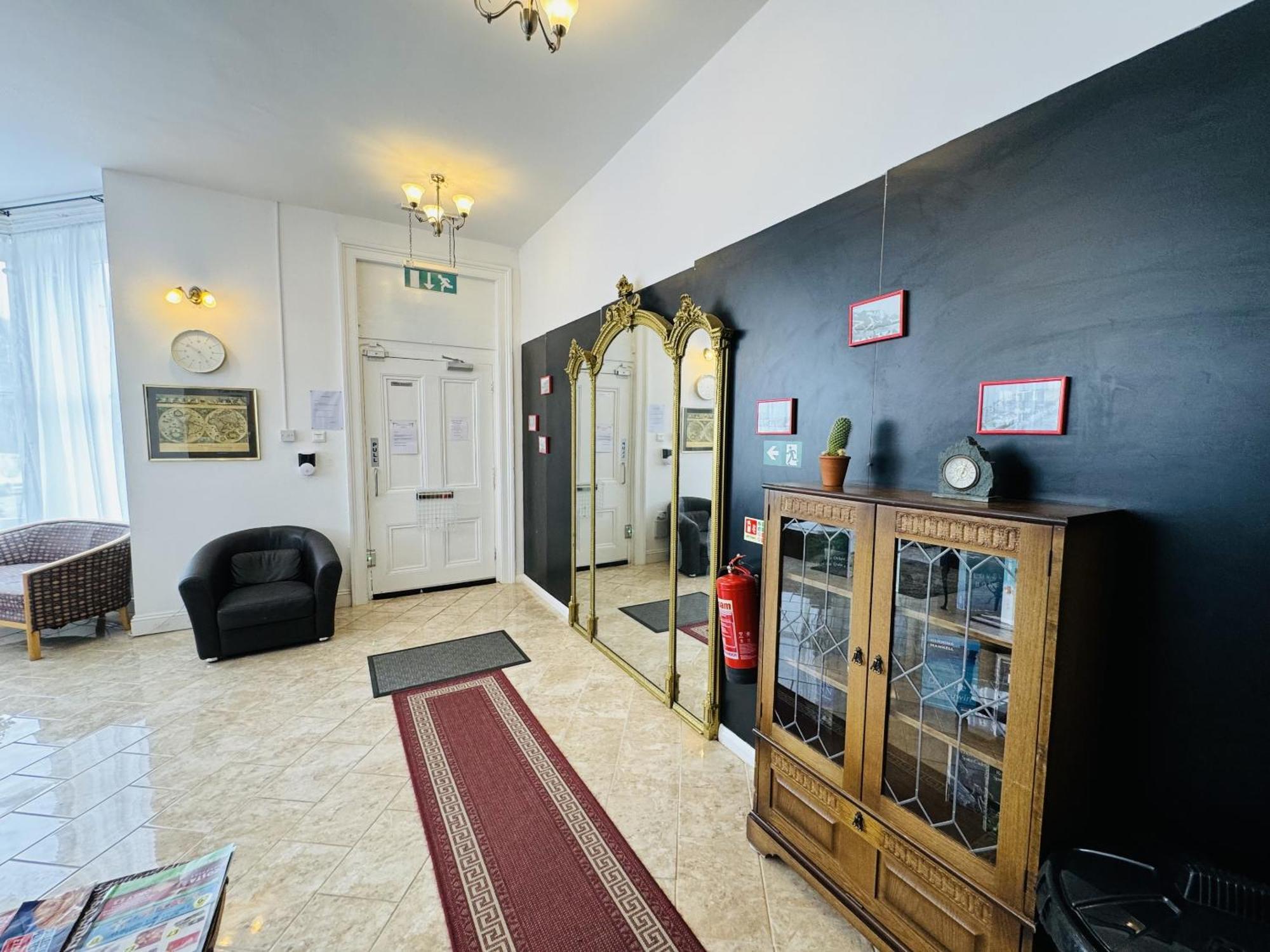 Carlton Court Hotel Eastbourne Eksteriør billede