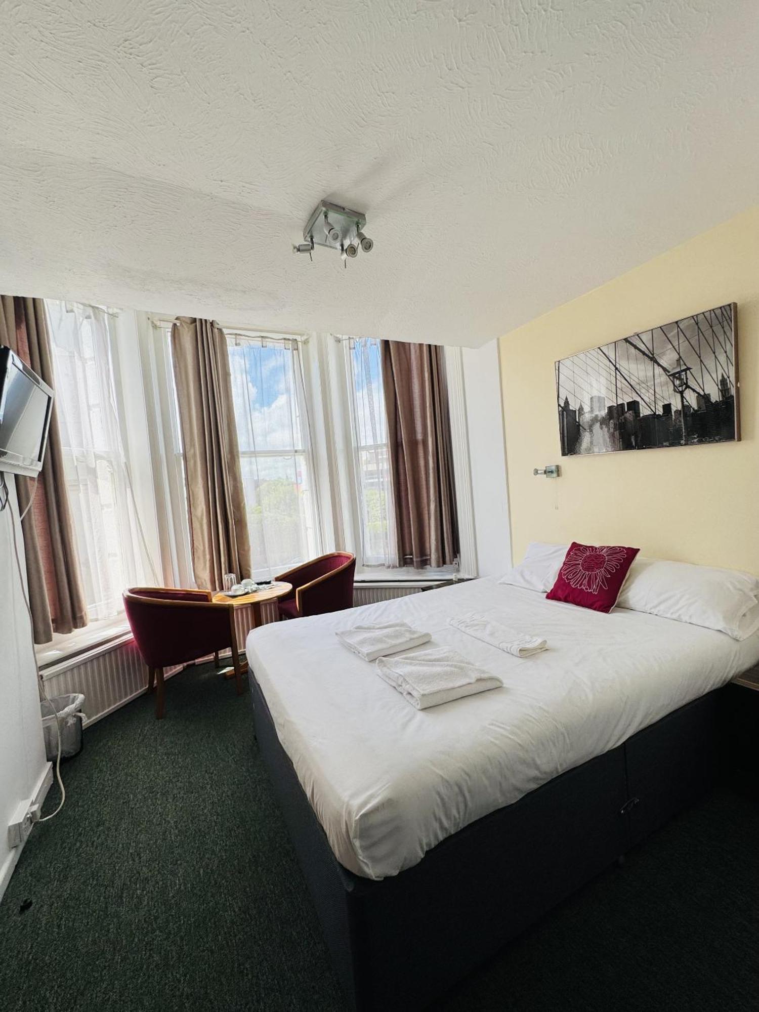 Carlton Court Hotel Eastbourne Eksteriør billede