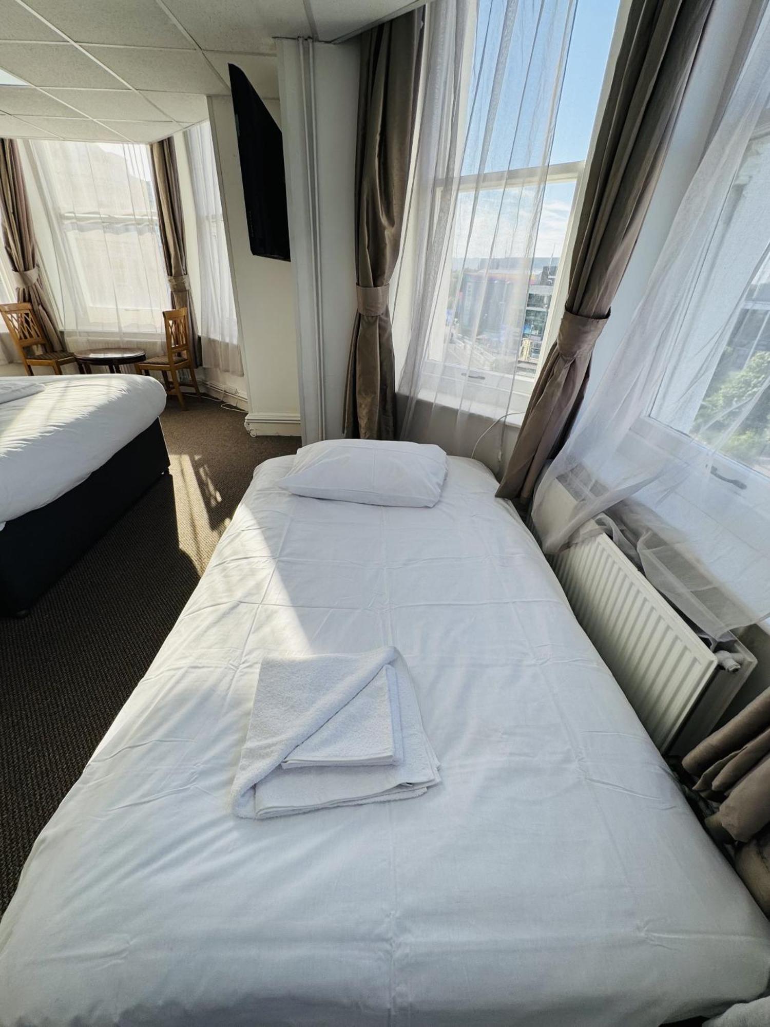 Carlton Court Hotel Eastbourne Værelse billede